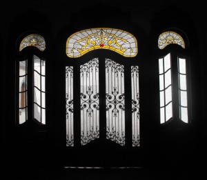 Vitral y puerta del hall