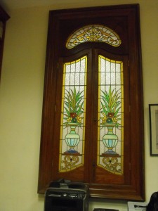 Detalle del vitral en la biblioteca