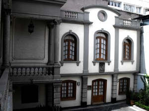 La fachada vista desde las escaleras