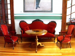Sillones y mesa de madera en el hall