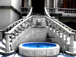 Escaleras y fuente